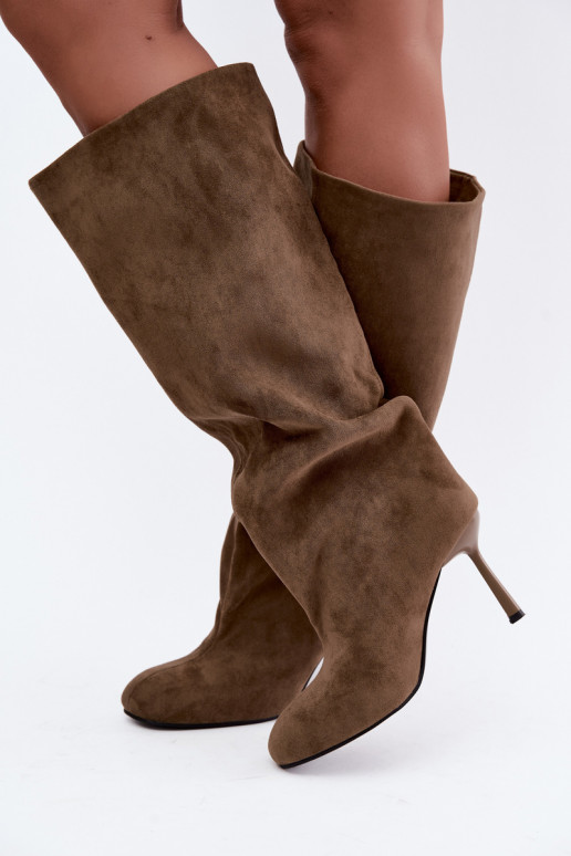 botas altas para mujer slip-on con tacones finos en color caqui Caliya