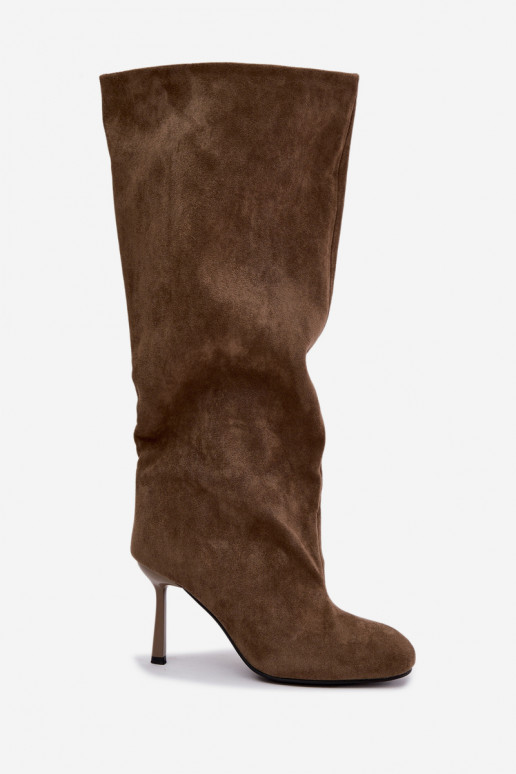 botas altas para mujer slip-on con tacones finos en color caqui Caliya