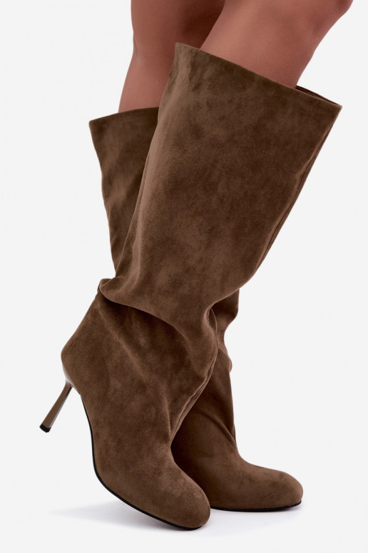 botas altas para mujer slip-on con tacones finos en color caqui Caliya