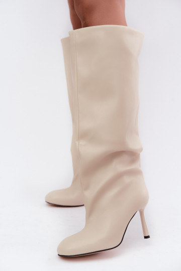Botas altas para mujer de tipo slip-on con tacones delgados en color marfil Caliya