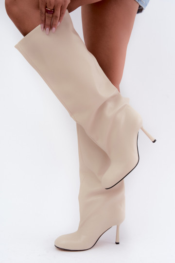 Botas altas para mujer de tipo slip-on con tacones delgados en color marfil Caliya 2