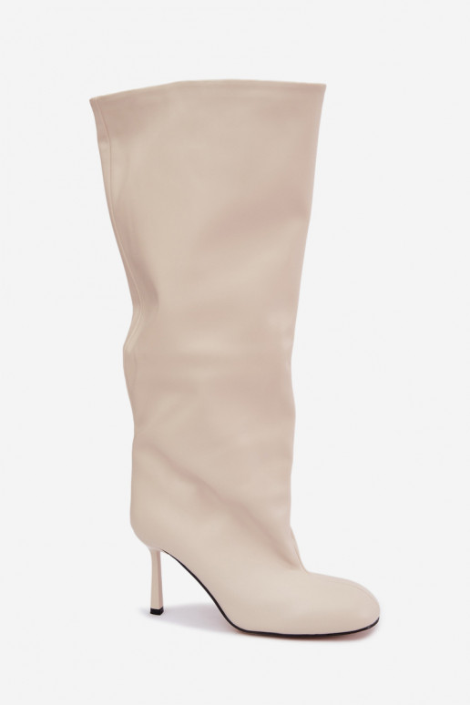 Botas altas para mujer de tipo slip-on con tacones delgados en color marfil Caliya
