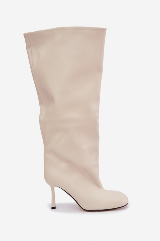 Botas altas para mujer de tipo slip-on con tacones delgados en color marfil Caliya