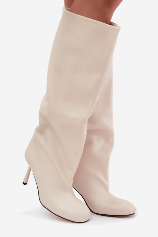 Botas altas para mujer de tipo slip-on con tacones delgados en color marfil Caliya