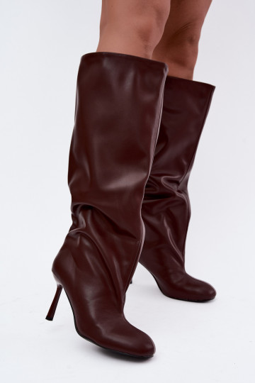 Botas altas para mujer de tipo slip-on con tacones delgados en color burdeos Caliya