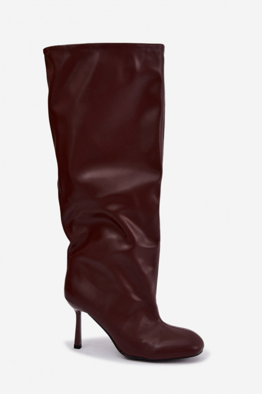 Botas altas para mujer de tipo slip-on con tacones delgados en color burdeos Caliya