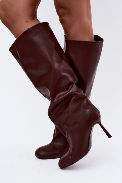 Botas altas para mujer de tipo slip-on con tacones delgados en color burdeos Caliya
