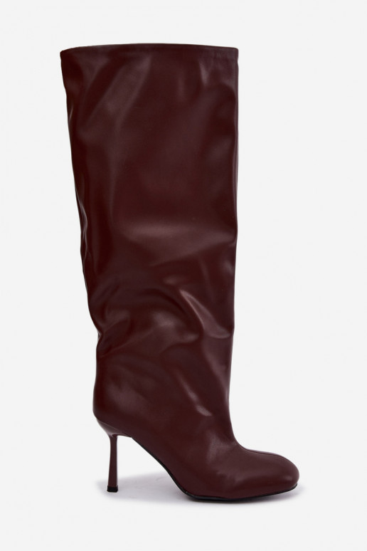 Botas altas para mujer de tipo slip-on con tacones delgados en color burdeos Caliya