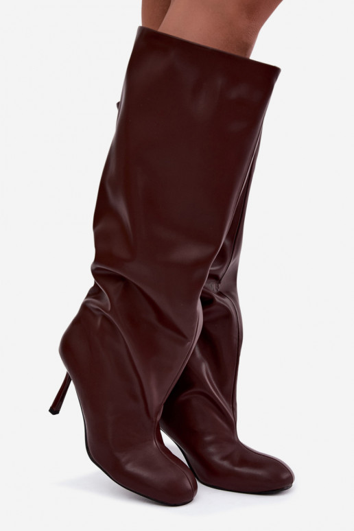 Botas altas para mujer de tipo slip-on con tacones delgados en color burdeos Caliya