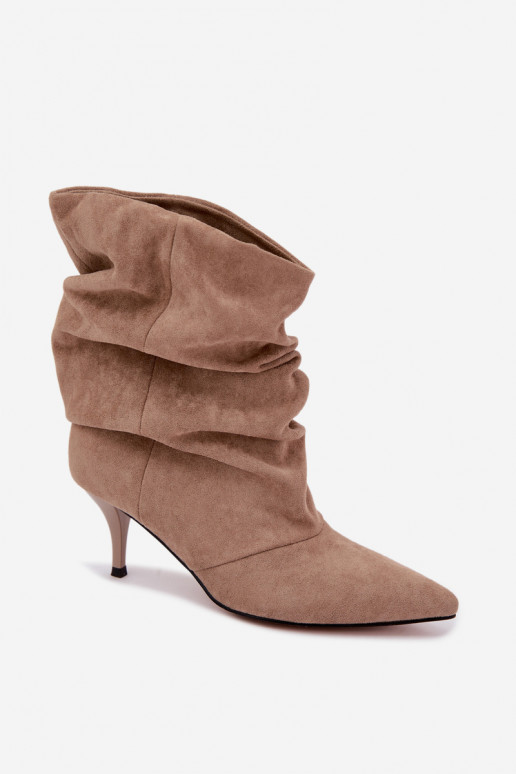 Botines de mujer slouchy slip-on con tacones delgados en color arena Harissa