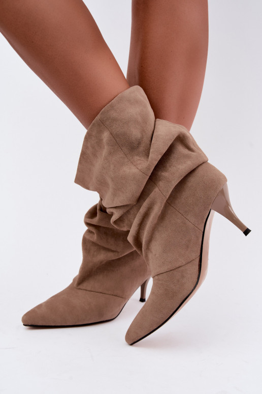Botines de mujer slouchy slip-on con tacones delgados en color arena Harissa