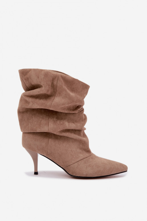 Botines de mujer slouchy slip-on con tacones delgados en color arena Harissa