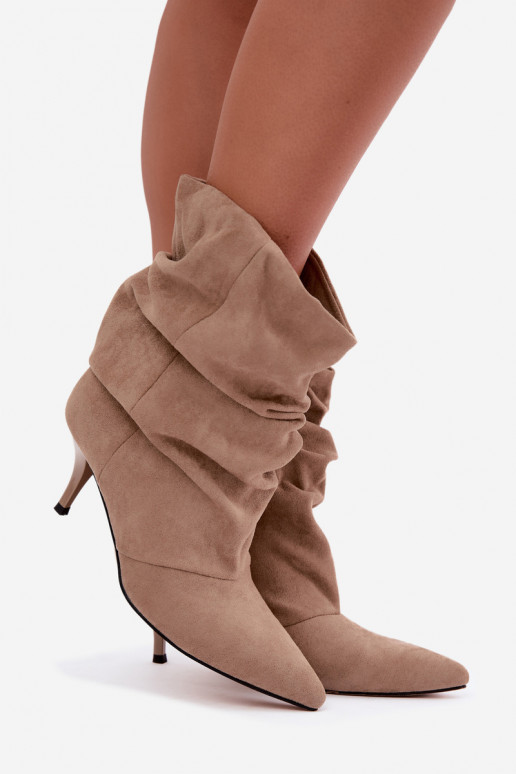 Botines de mujer slouchy slip-on con tacones delgados en color arena Harissa