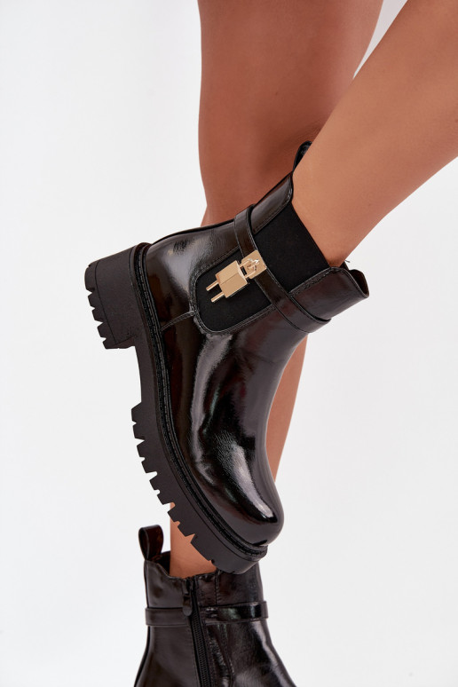 Botines aislados y elegantes con detalles Ze dorados y negros Talyra
