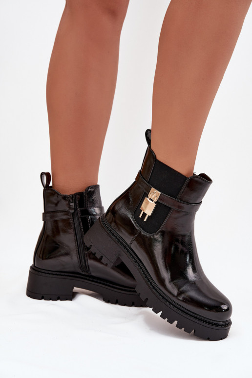 Botines aislados y elegantes con detalles Ze dorados y negros Talyra