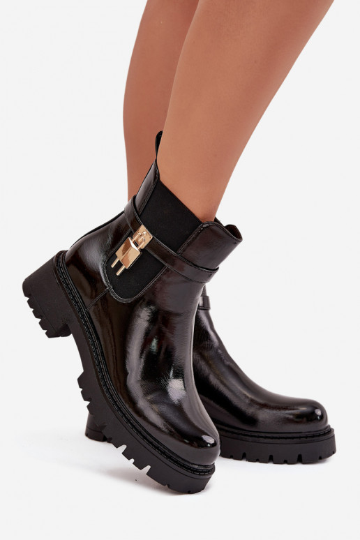 Botines aislados y elegantes con detalles Ze dorados y negros Talyra