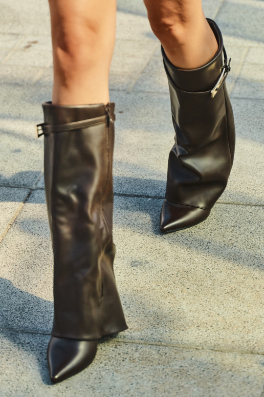 Botas de chocolate con tacón y hebillas Amrie