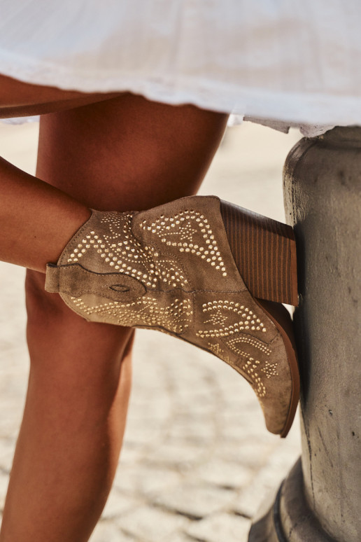 Botines de estilo cowboy en dorado con adornos en color arena Selden
