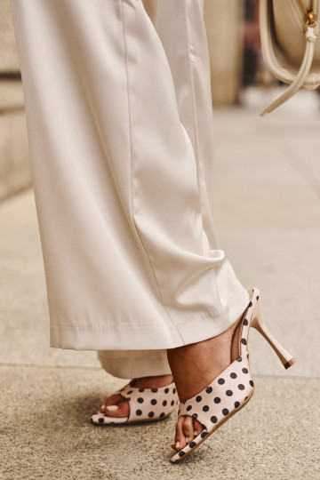 Sandalias con tacones finos y lunares en color arena Pevra