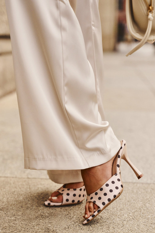 Sandalias con tacones finos y lunares en color arena Pevra