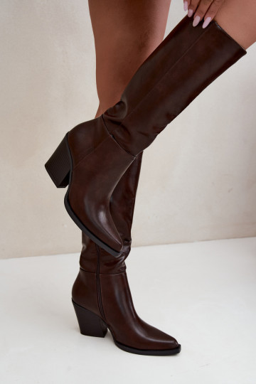 botas altas para mujer con tacón aisladas color caramelo Katelle