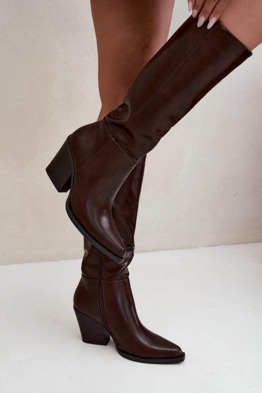 botas altas para mujer con tacón aisladas color caramelo Katelle