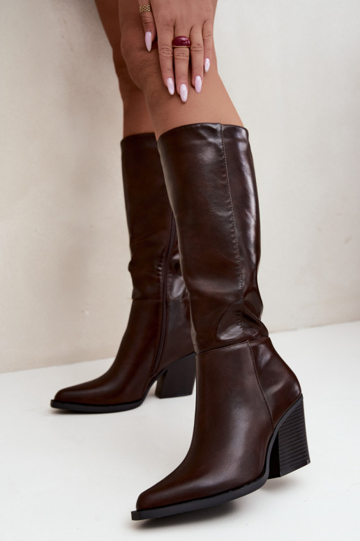 botas altas para mujer con tacón aisladas color caramelo Katelle