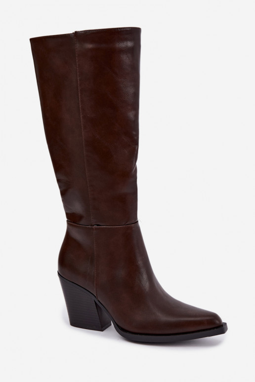 botas altas para mujer con tacón aisladas color caramelo Katelle