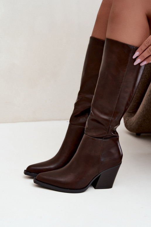 botas altas para mujer con tacón aisladas color caramelo Katelle