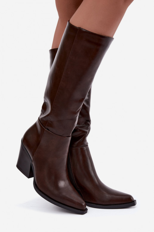 botas altas para mujer con tacón aisladas color caramelo Katelle