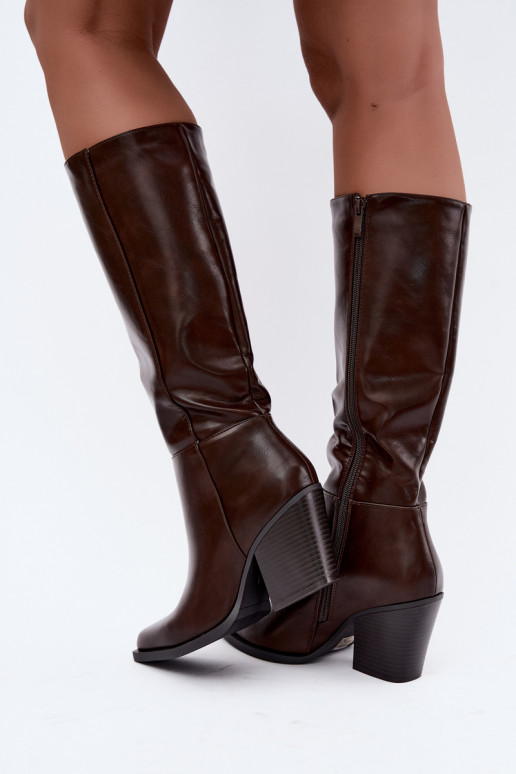 botas altas para mujer con tacón aisladas color caramelo Katelle
