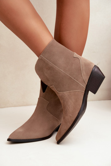 botines para mujer de estilo cowboy con tacón de ante natural color arena Norelle