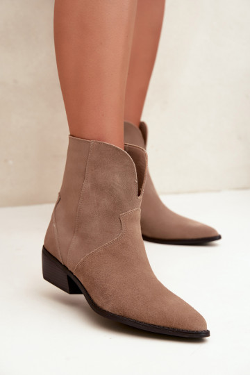 botines para mujer de estilo cowboy con tacón de ante natural color arena Norelle 2