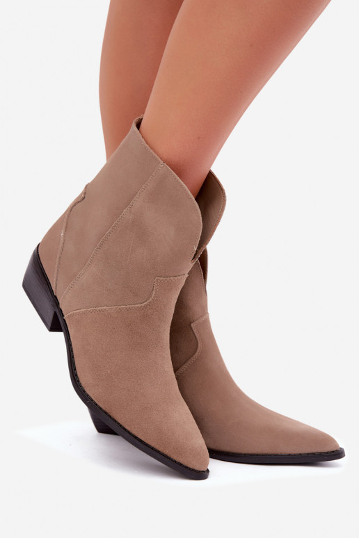 botines para mujer de estilo cowboy con tacón de ante natural color arena Norelle