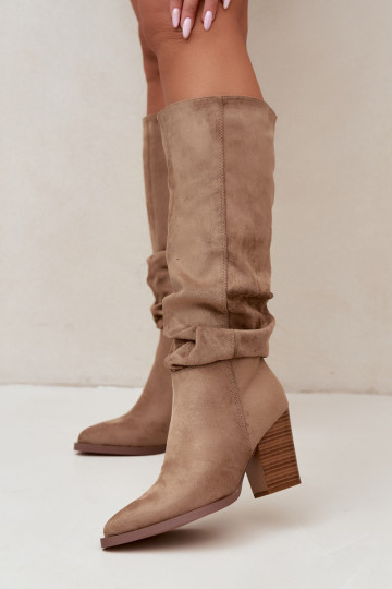 botas altas de mujer con tacones y parte superior curva en arena Ismera
