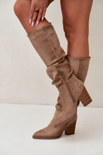 botas altas de mujer con tacones y parte superior curva en arena Ismera 2