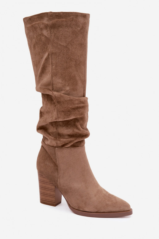 botas altas de mujer con tacones y parte superior curva en arena Ismera