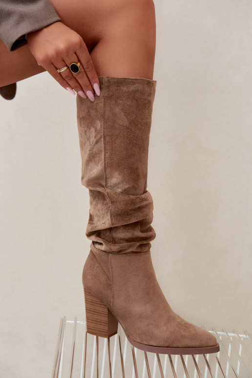 botas altas de mujer con tacones y parte superior curva en arena Ismera