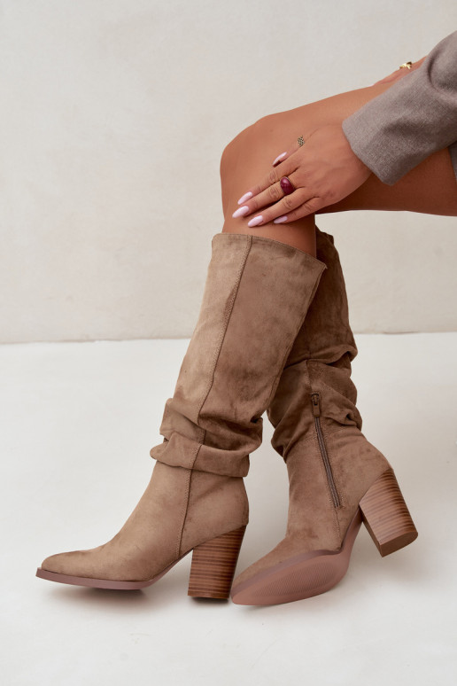 botas altas de mujer con tacones y parte superior curva en arena Ismera