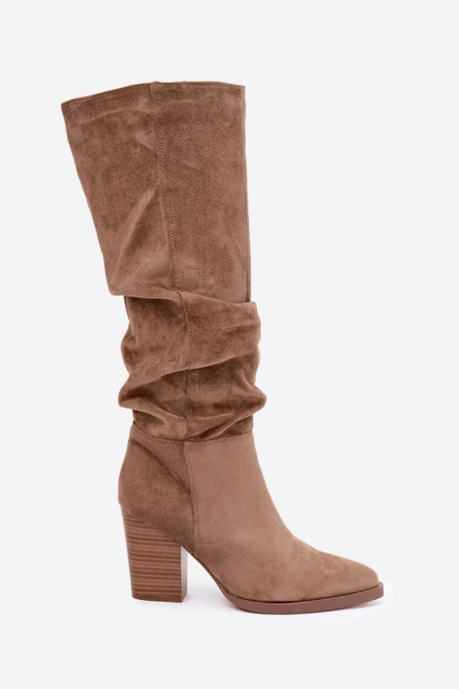 botas altas de mujer con tacones y parte superior curva en arena Ismera