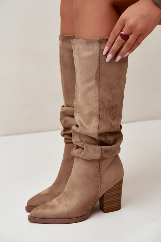 botas altas de mujer con tacones y parte superior curva en arena Ismera