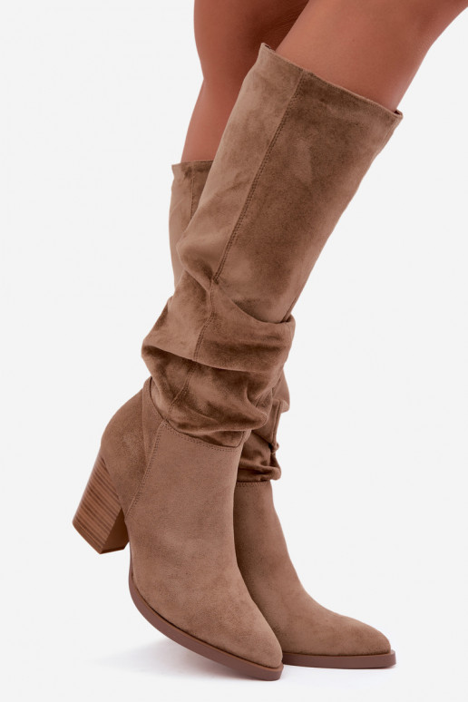 botas altas de mujer con tacones y parte superior curva en arena Ismera