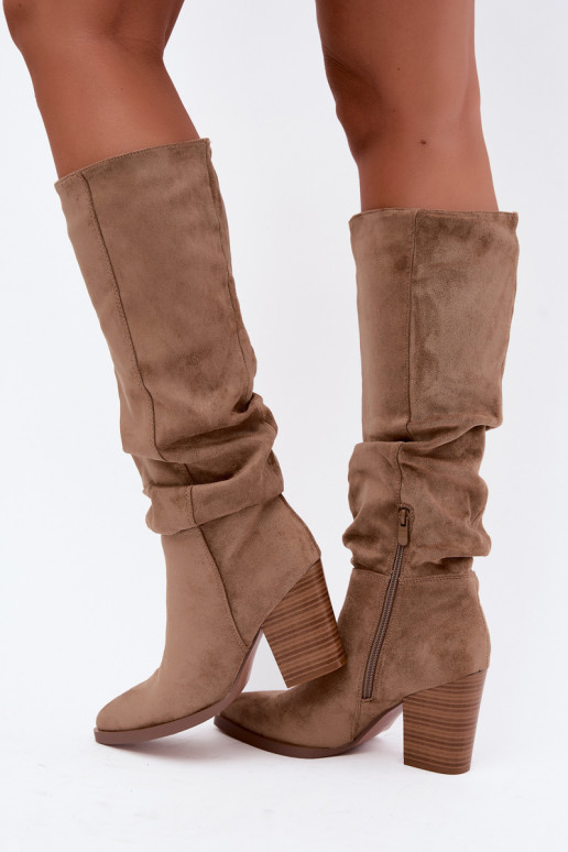 botas altas de mujer con tacones y parte superior curva en arena Ismera