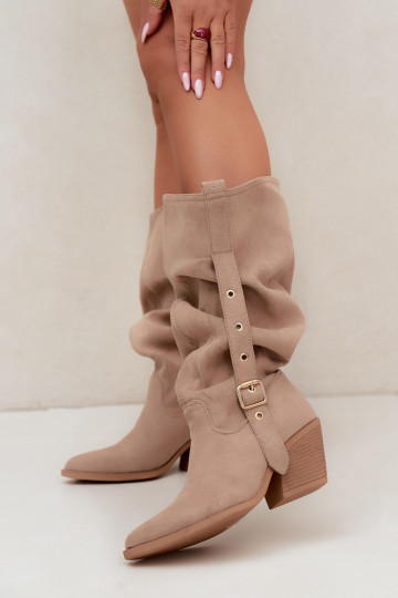 botas altas arrugadas de mujer estilo vaquero con correas y tacones en color arena Adria 2