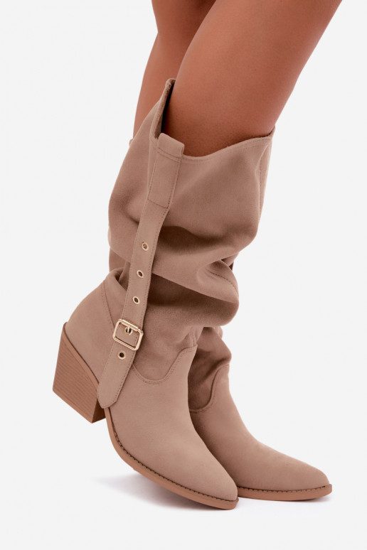 botas altas arrugadas de mujer estilo vaquero con correas y tacones en color arena Adria