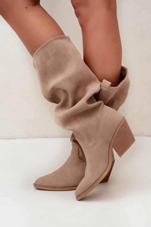 botas altas arrugadas de mujer estilo vaquero con correas y tacones en color arena Adria