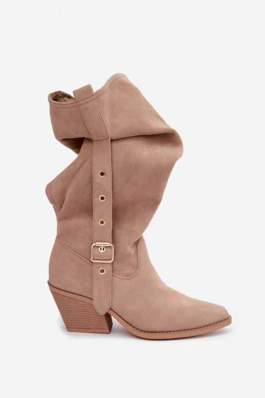 botas altas arrugadas de mujer estilo vaquero con correas y tacones en color arena Adria