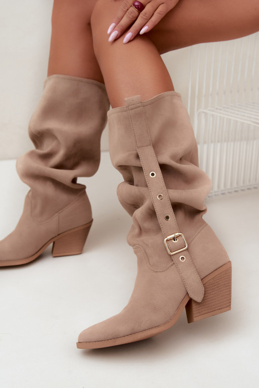 botas altas arrugadas de mujer estilo vaquero con correas y tacones en color arena Adria