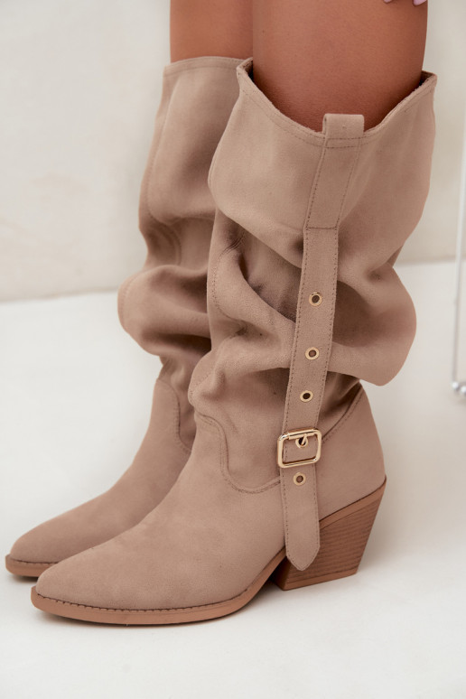 botas altas arrugadas de mujer estilo vaquero con correas y tacones en color arena Adria