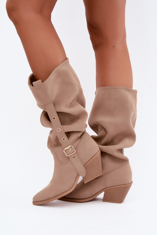 botas altas arrugadas de mujer estilo vaquero con correas y tacones en color arena Adria